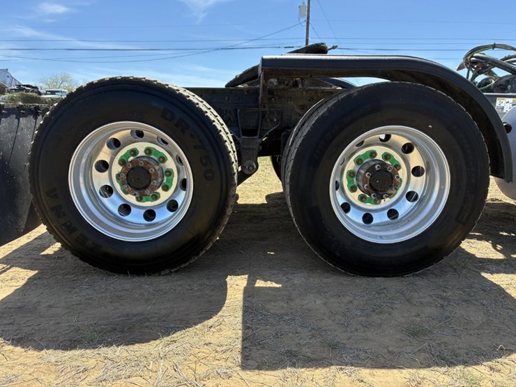 2019-kenworth-t880-image-11