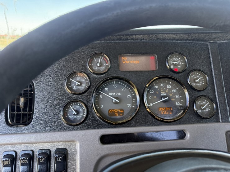 2013-peterbilt-367-image-24