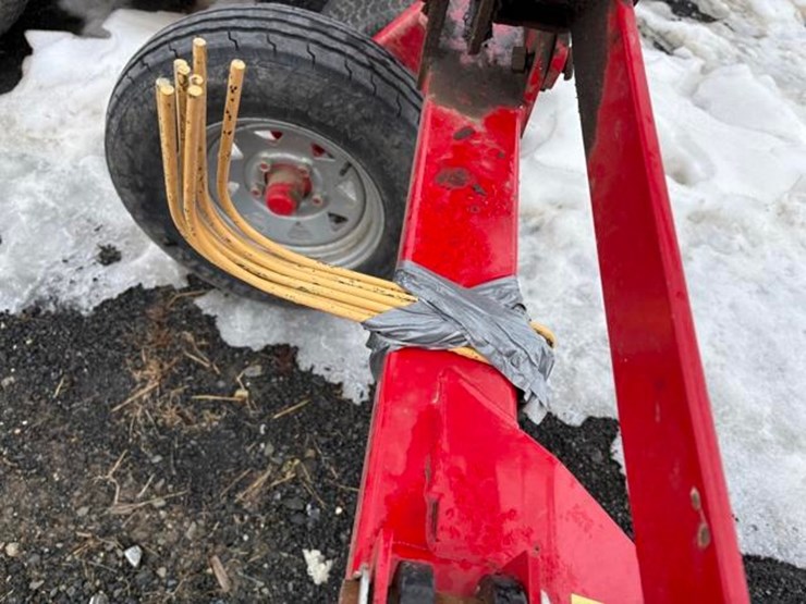 massey-ferguson-v-12-wheel-rake-image-5