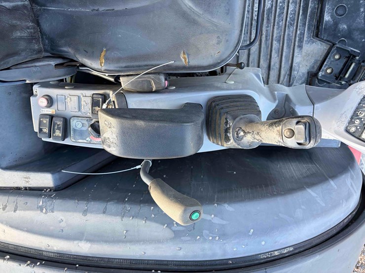 2018-kubota-kx040-image-16