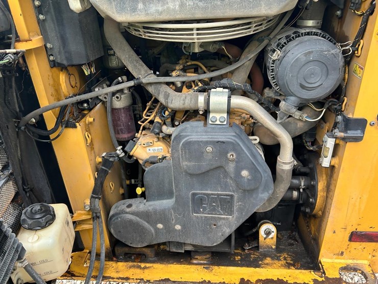 2015-caterpillar-249d-image-17