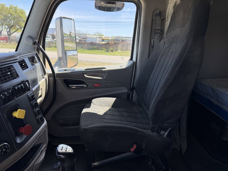2018-peterbilt-567-image-15
