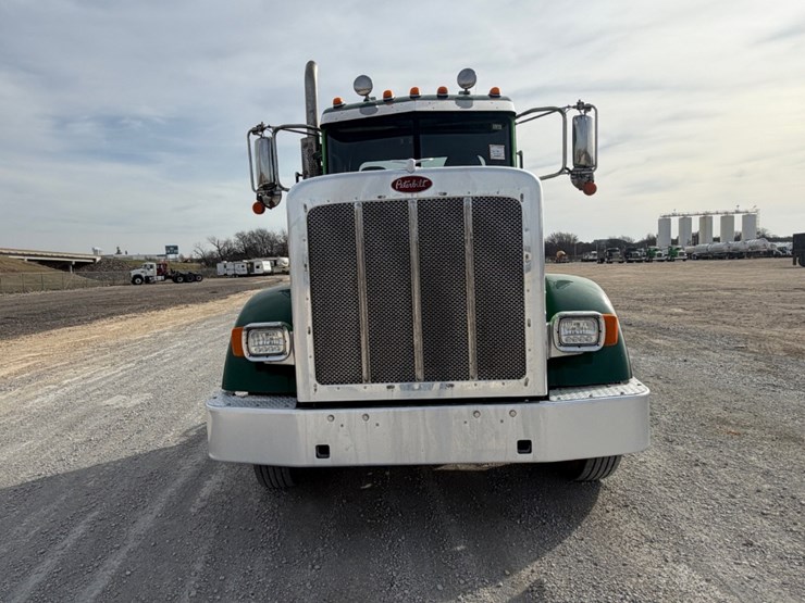 2021-peterbilt-367-image-3