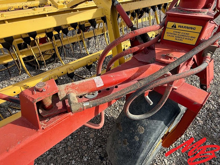 new-holland-216-image-10