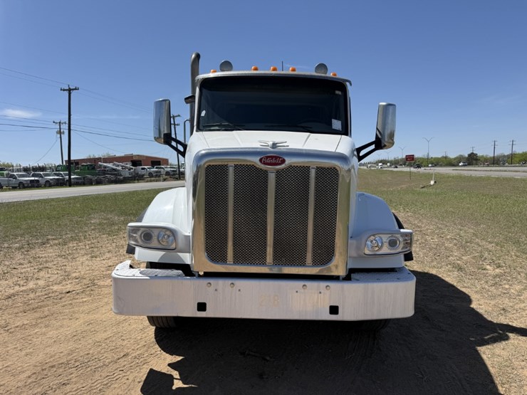 2018-peterbilt-567-image-2