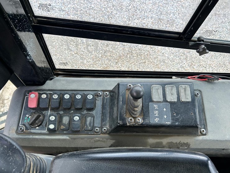 2015-caterpillar-d6k2-lgp-image-27