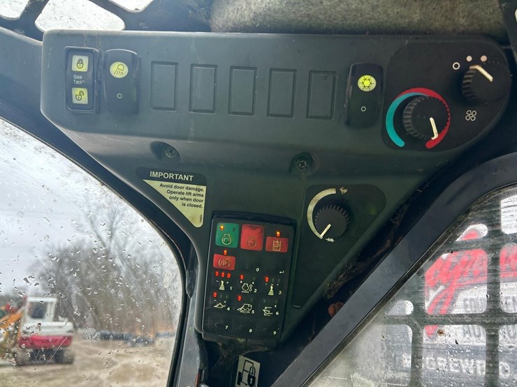 2020-deere-318g-image-18