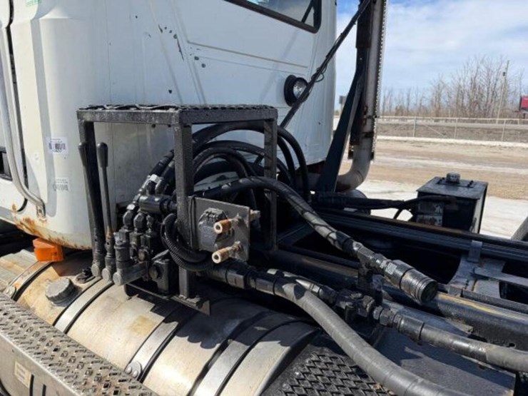 2009-mack-granite-gu813-image-26