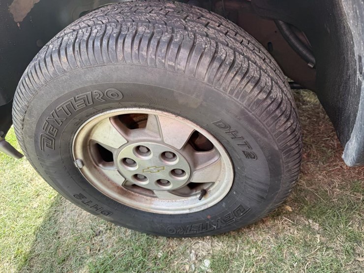 2001-chevrolet-suburban-image-10