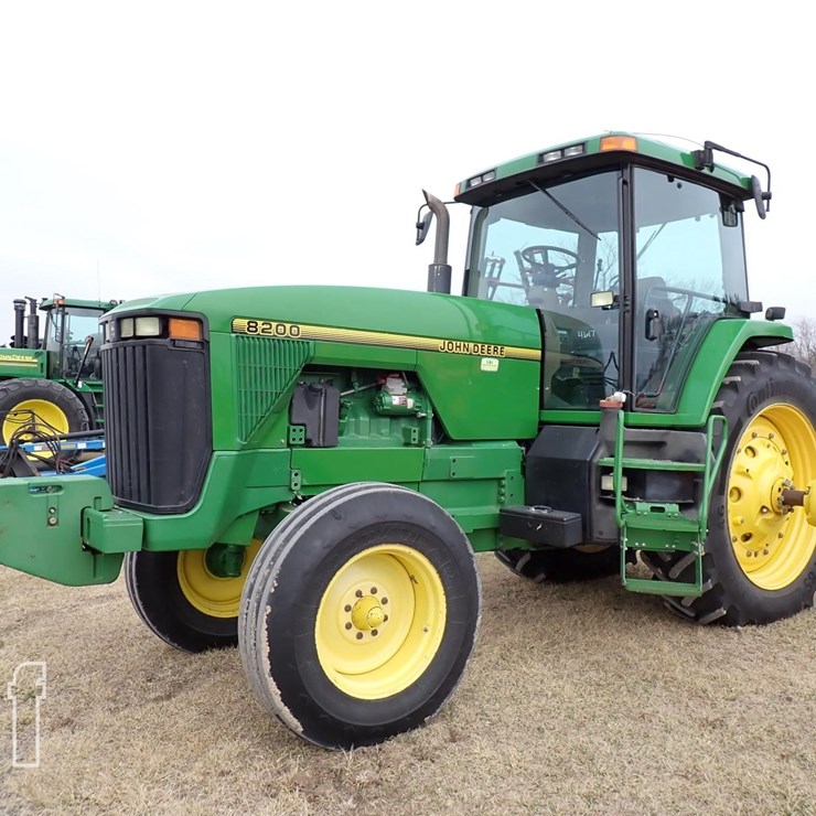 JOHN DEERE 8200