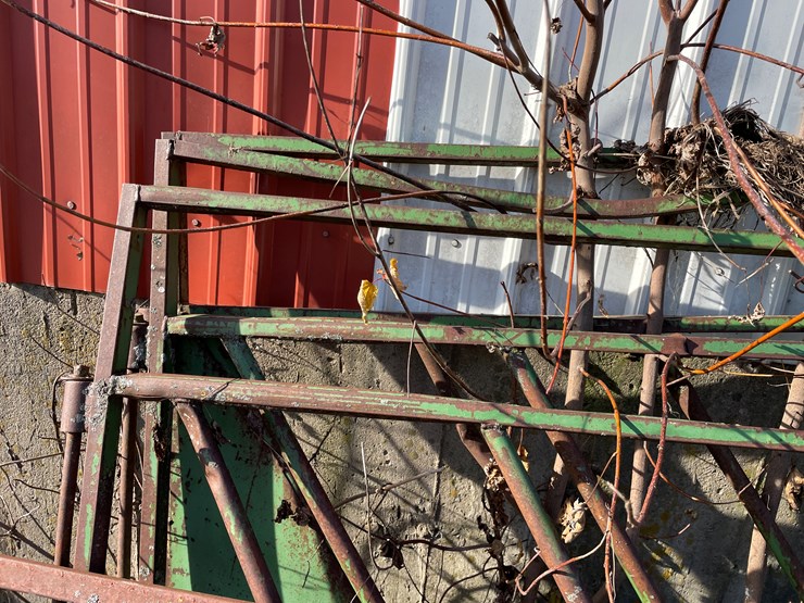 #6047-•-(3)-feeding-gates-image-9