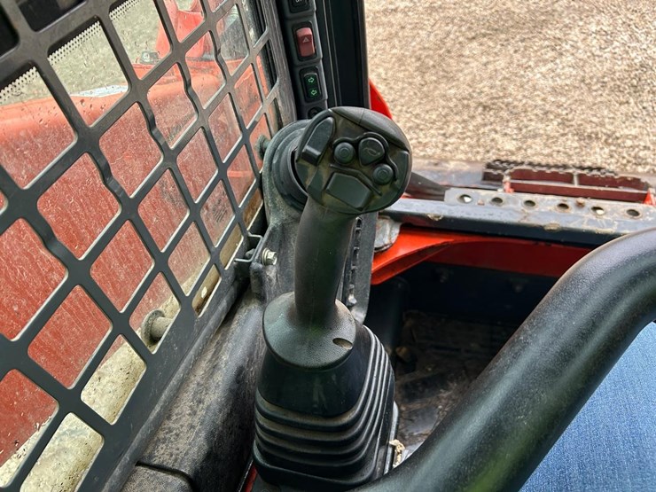 2019-kubota-ssv75-image-21