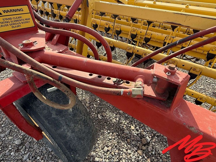 new-holland-216-image-9