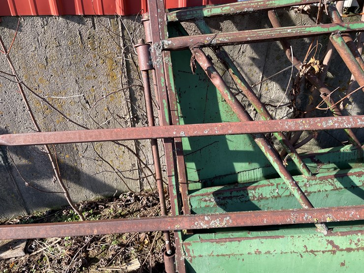 #6047-•-(3)-feeding-gates-image-11