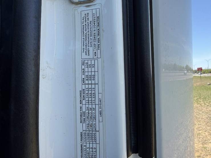 2018-peterbilt-567-image-23