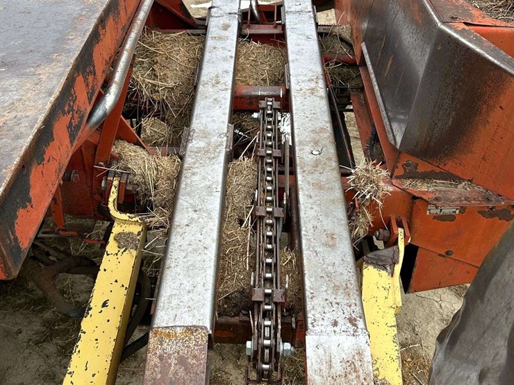 new-holland-1048-image-12