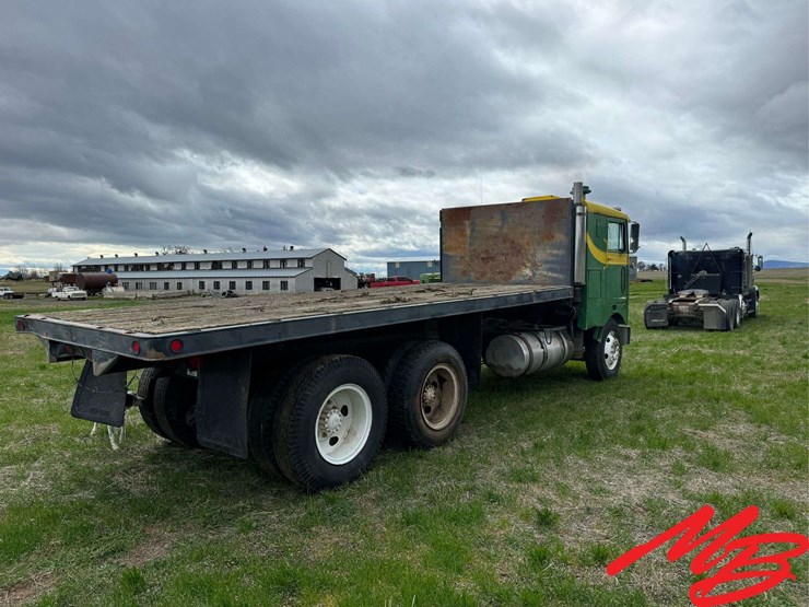 peterbilt-362-image-6