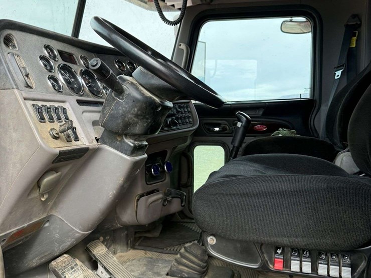 2013-peterbilt-388-image-41