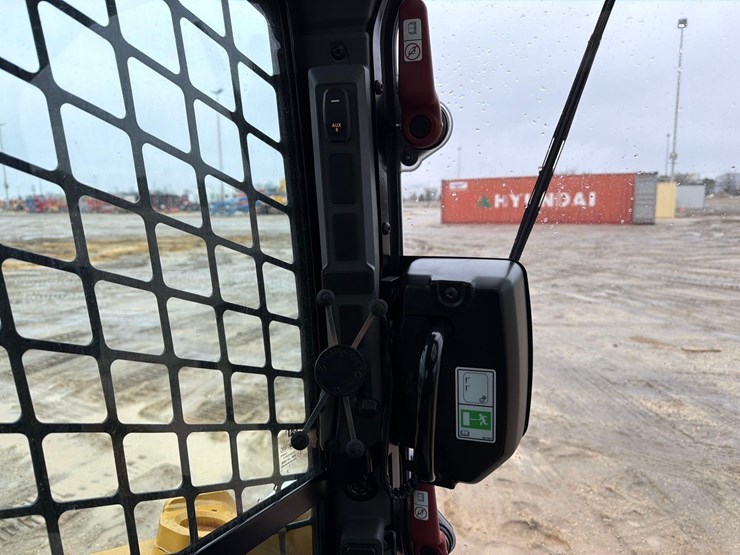 2025-caterpillar-255-image-26