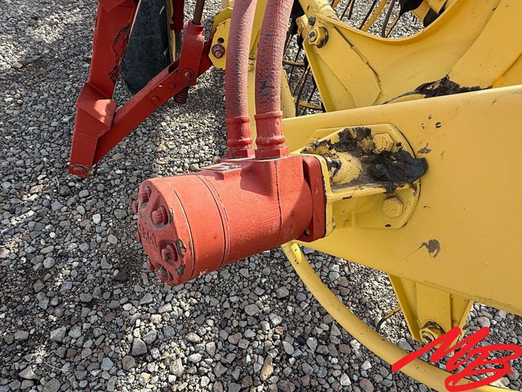 new-holland-216-image-14