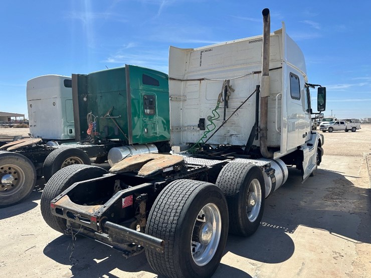 2015-volvo-vn-image-5