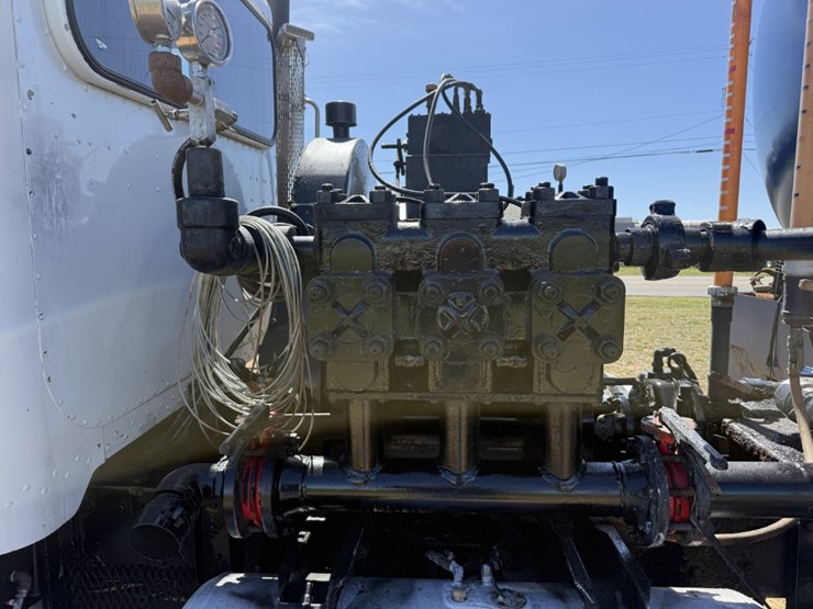 2013-peterbilt-367-image-11