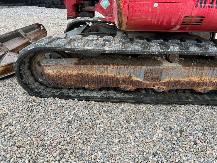 2015-takeuchi-tb260-image-17