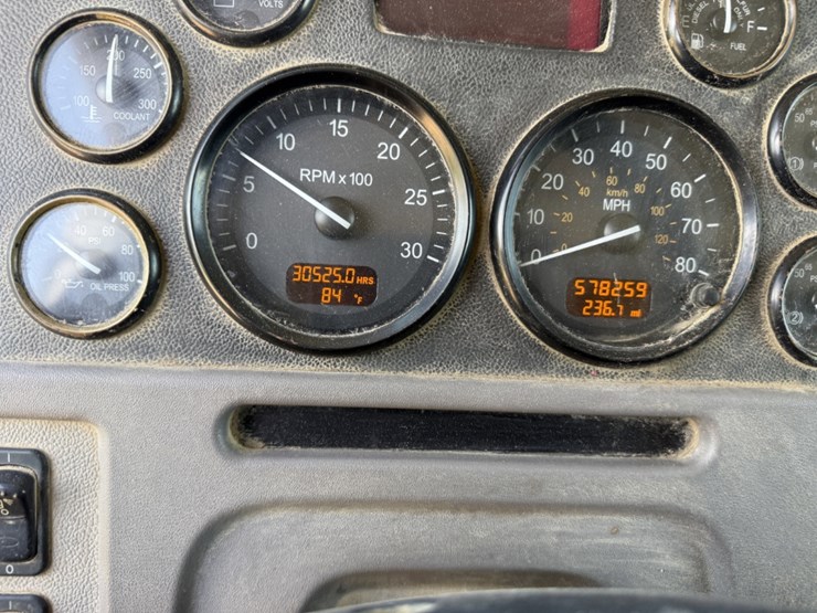 2013-peterbilt-367-image-13