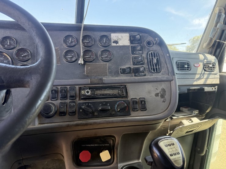 2013-peterbilt-367-image-18