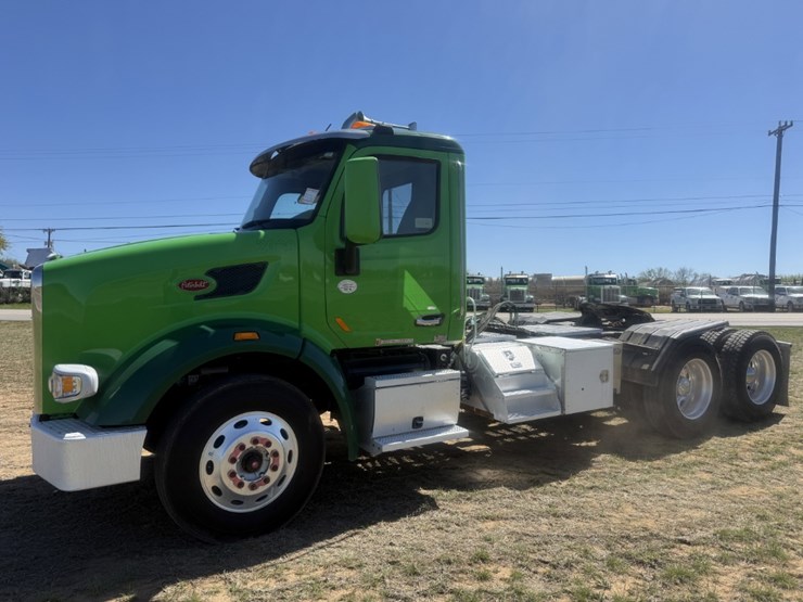 2019-peterbilt-567-image-1