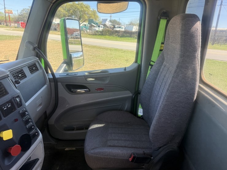 2019-peterbilt-567-image-13