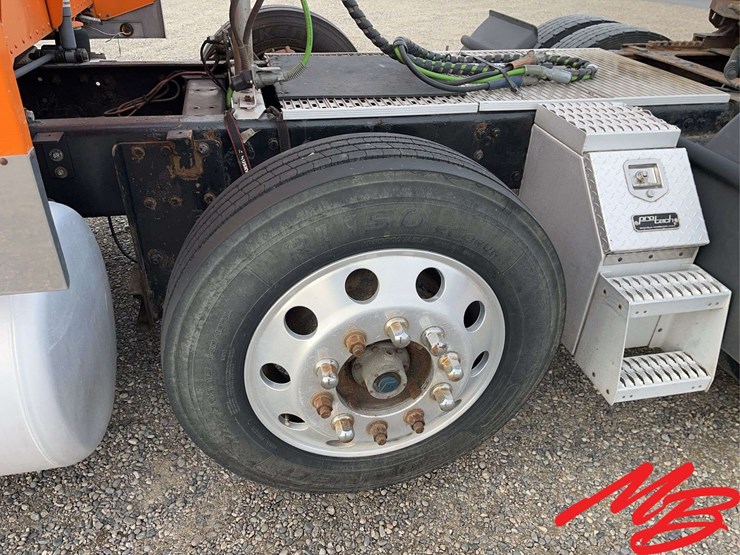 2004-peterbilt-379-image-19