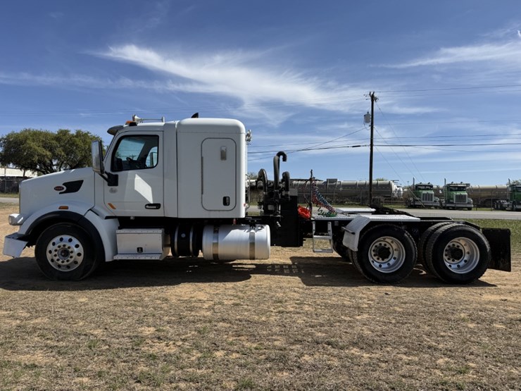 2018-peterbilt-567-image-8