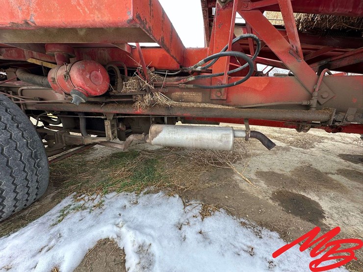 new-holland-1048-image-17