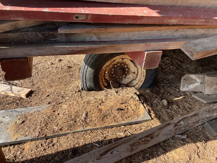 #6069-•-18'-flatbed-wagon-with-contents-image-7