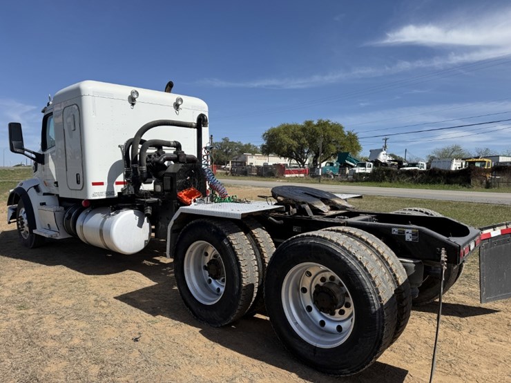 2018-peterbilt-567-image-7