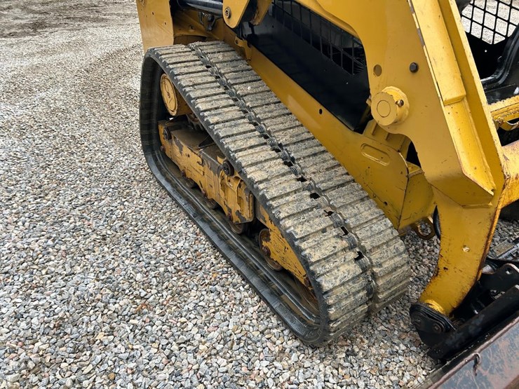 2015-caterpillar-249d-image-14