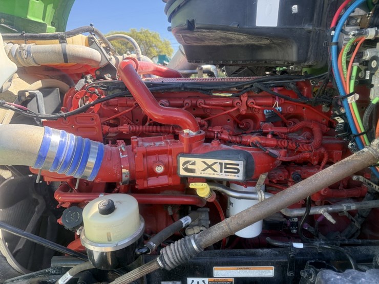 2019-peterbilt-567-image-9