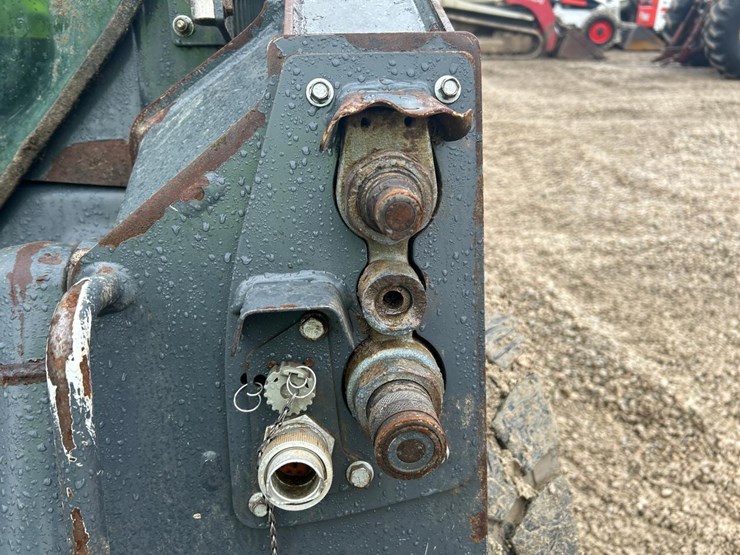 2020-deere-318g-image-11