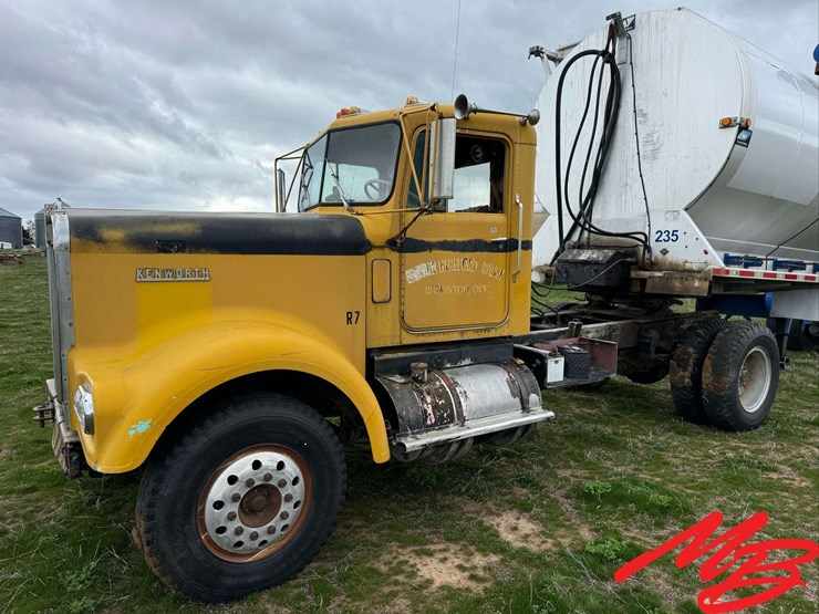 1964-kenworth-w923-image-1