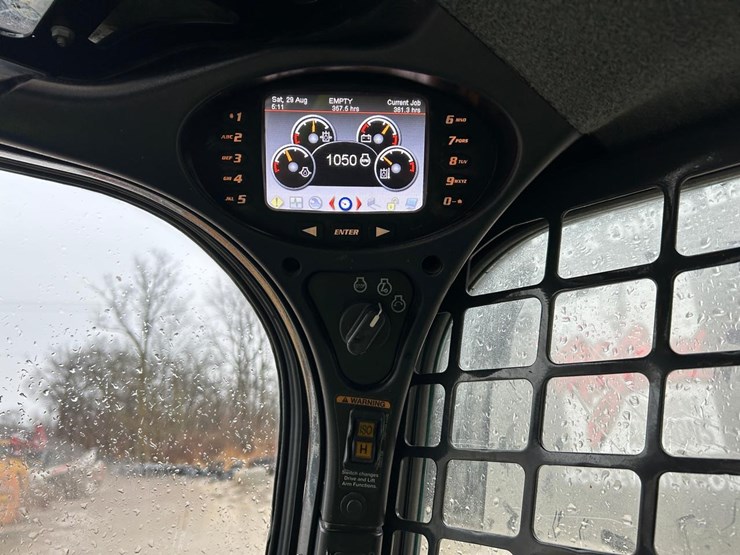 2022-bobcat-t770-image-21