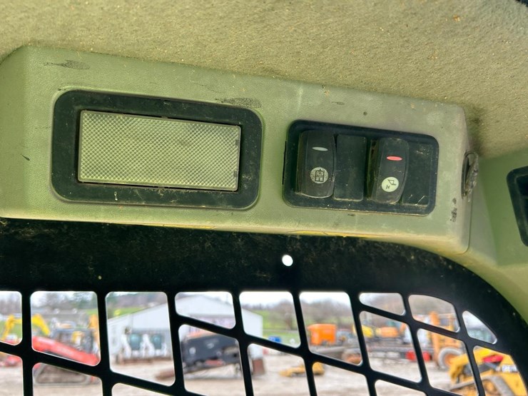 2015-caterpillar-249d-image-28