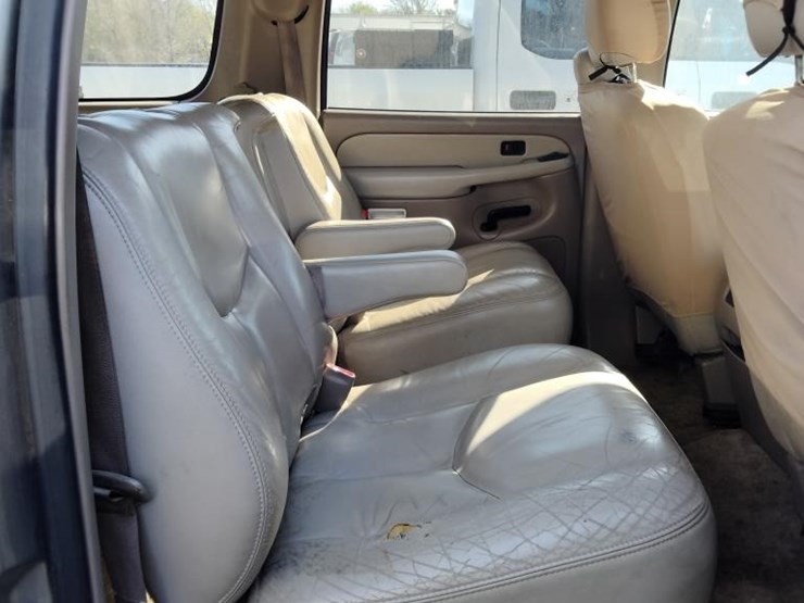 2003-chevrolet-suburban-image-9