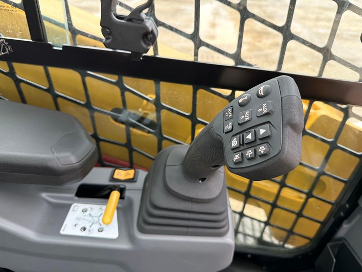 2025-caterpillar-255-image-17