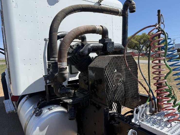 2018-peterbilt-567-image-12