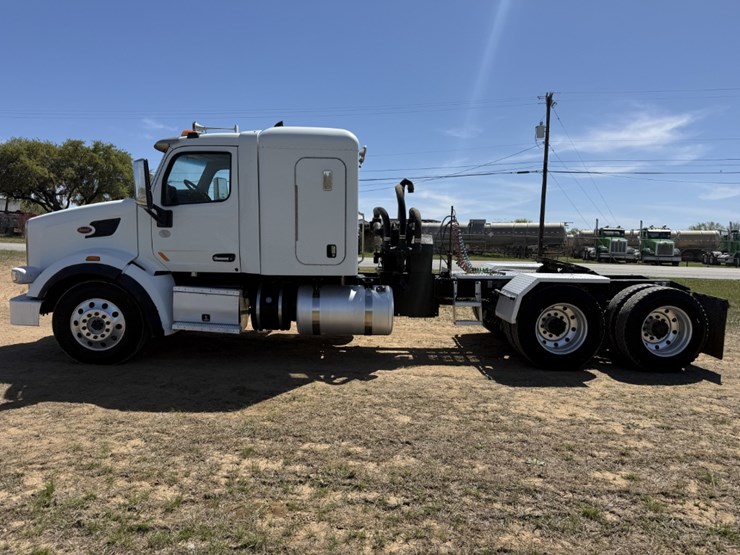 2018-peterbilt-567-image-8