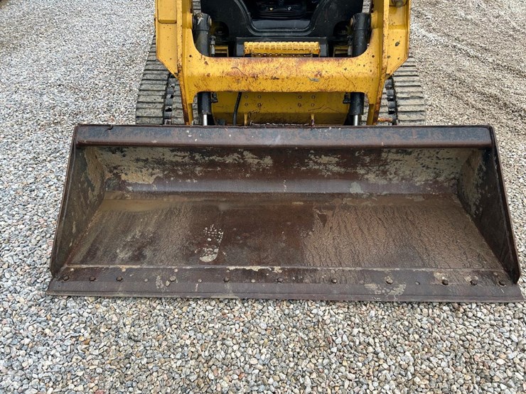 2015-caterpillar-249d-image-10