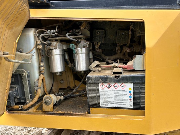 2015-caterpillar-d6k2-lgp-image-15