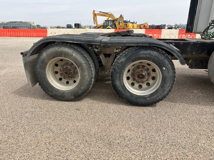 2013-kenworth-t660-image-4