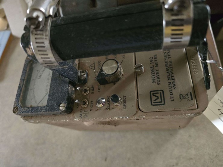 micro-r-model-192-survey-meter,-ludlum-measurements-inc.-handheld-lead-detector-image-2